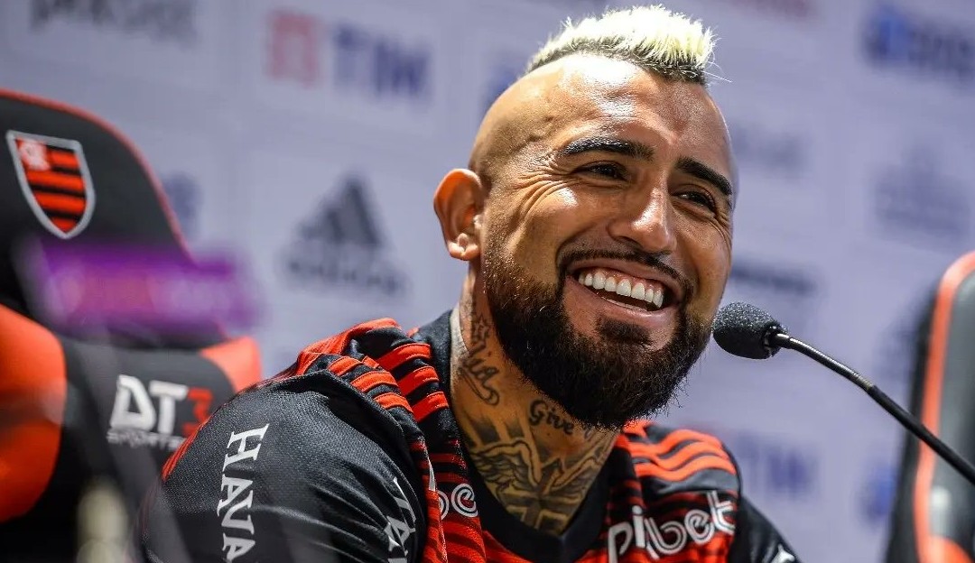 Vidal é apresentado no Flamengo, realiza um sonho e se mostra animado