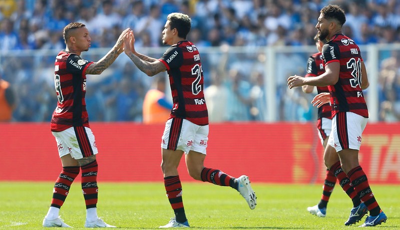 Pedro decide e Flamengo vence o Avaí na Ressacada 