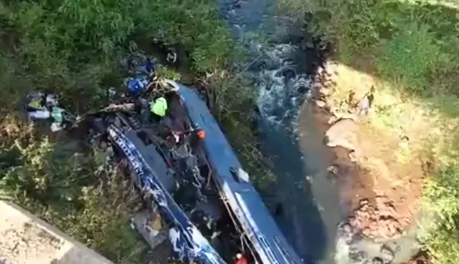 Ônibus desaba de uma ponte no Quênia e deixa mais de 30 mortos