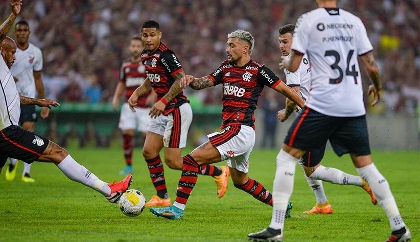 Em jogo de arbitragem polêmica Flamengo pressiona mas não sai do zero contra o Athletico Paranaense 