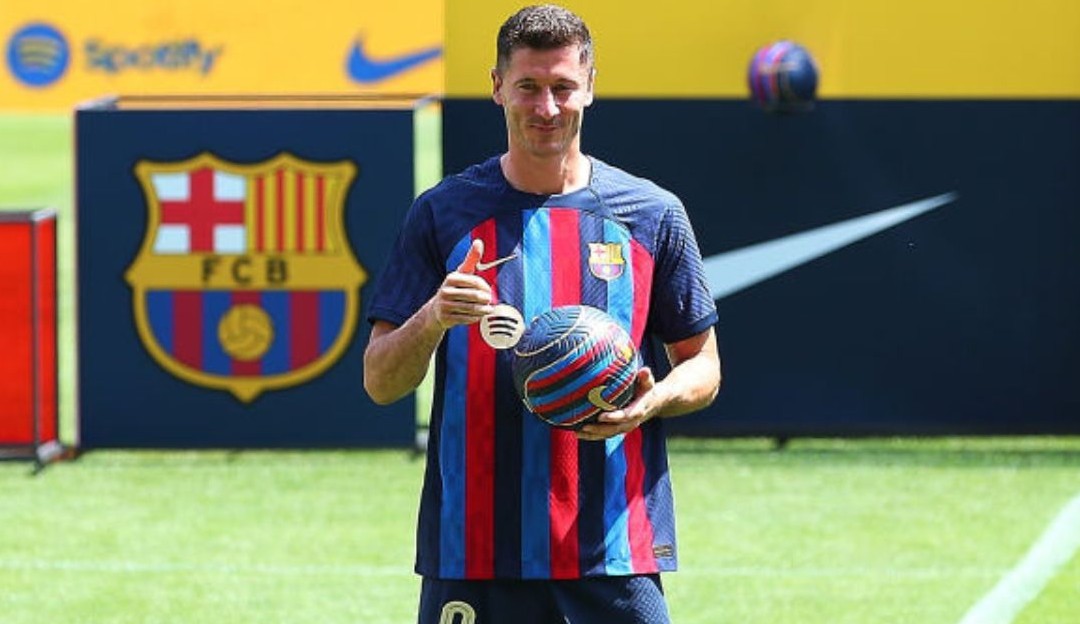 Lewandowski é apresentado pelo Barcelona no Camp Nou 