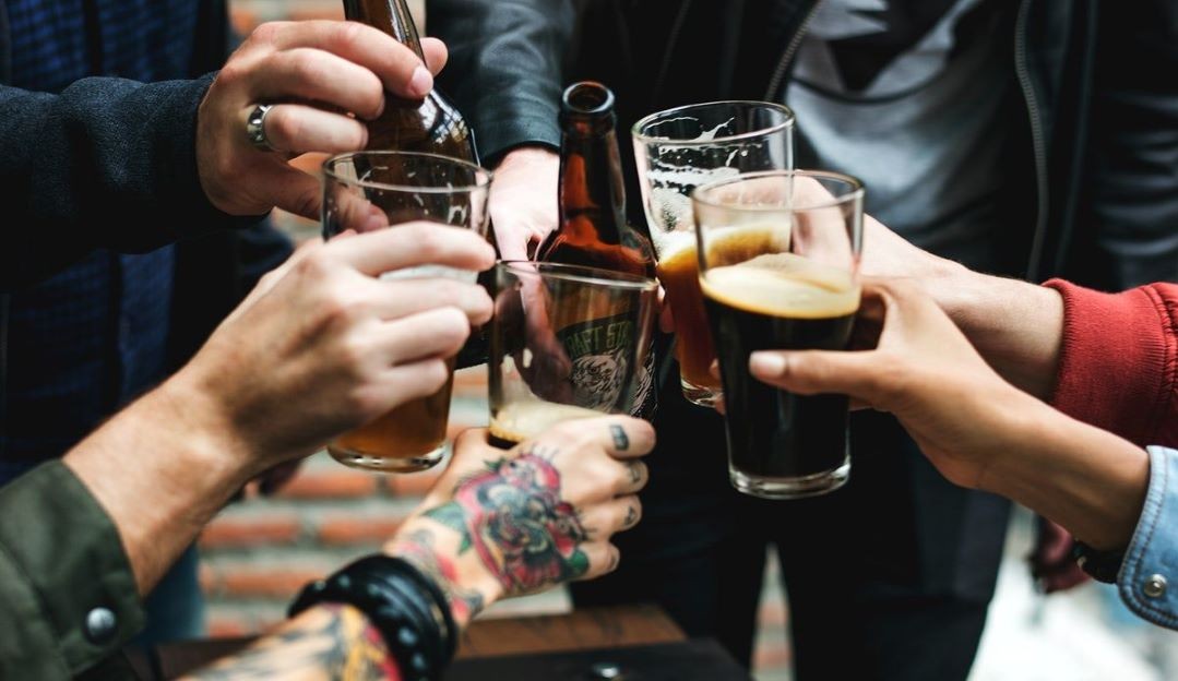 Dia da cerveja: Benefícios da bebida para curtir o 