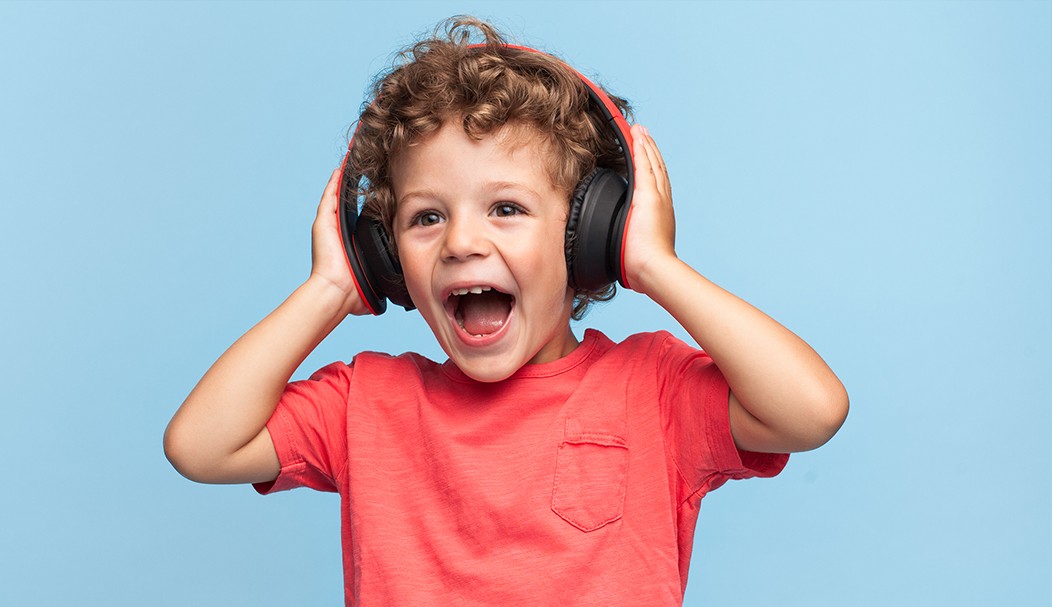 SBP alerta para o uso exagerado de fone de ouvidos pelas crianças 