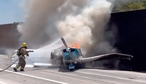 Avião cai em estrada nos EUA e vídeo mostra momento do acidente