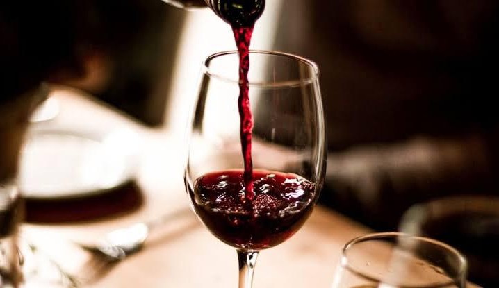 Covid-19: Substância presente no vinho pode ajudar no tratamento da doença 