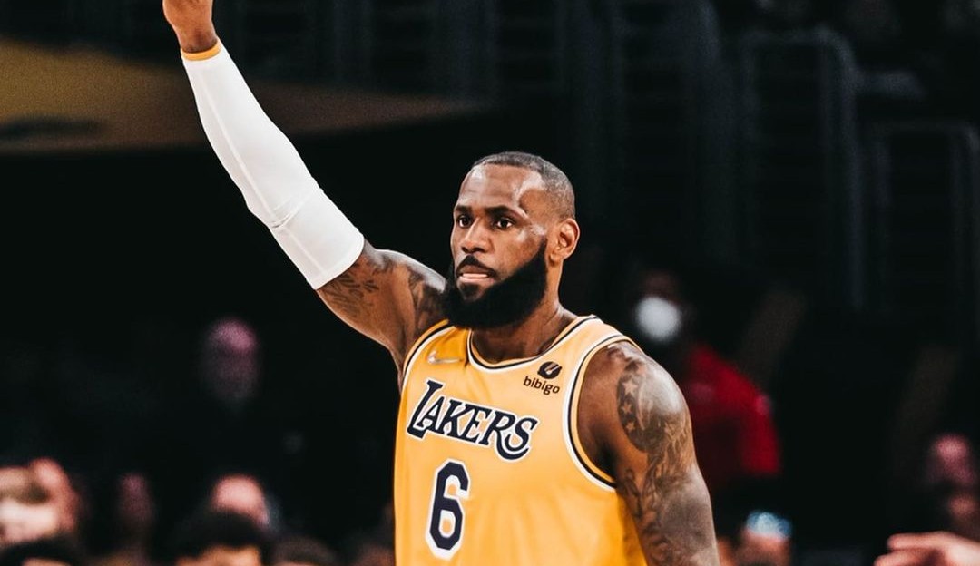 Lakers acerta renovação com LeBron James e o astro se torna o jogador mais valioso da NBA