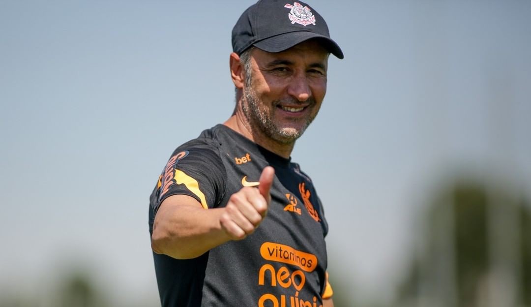 Diretoria do Corinthians planeja manter Vitor Pereira até o fim do ano e renovar para a temporada seguinte