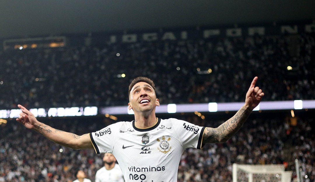 Corinthians vence o Bragantino e permanece no G4 do Brasileirão