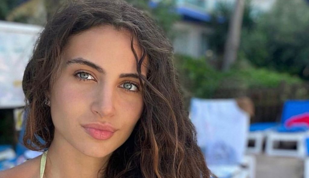  Melisa Raouf irá participar do Miss Inglaterra sem o uso de maquiagem