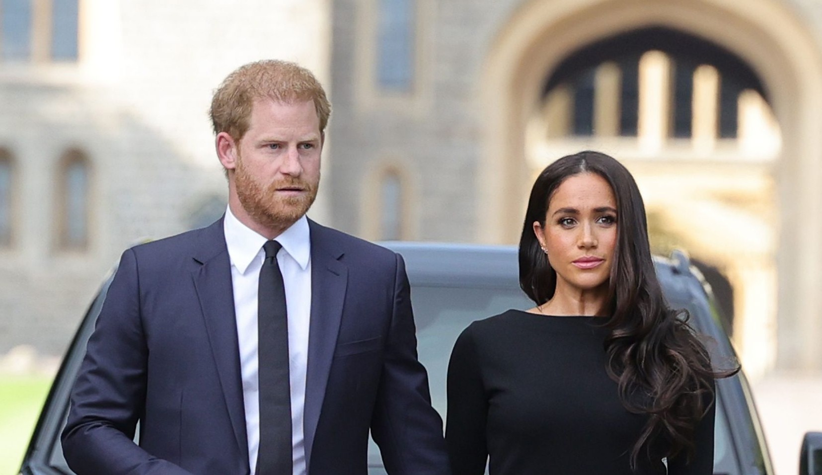 Príncipe Harry e Meghan Markle chamam atenção ao não seguir protocolos no velório da rainha