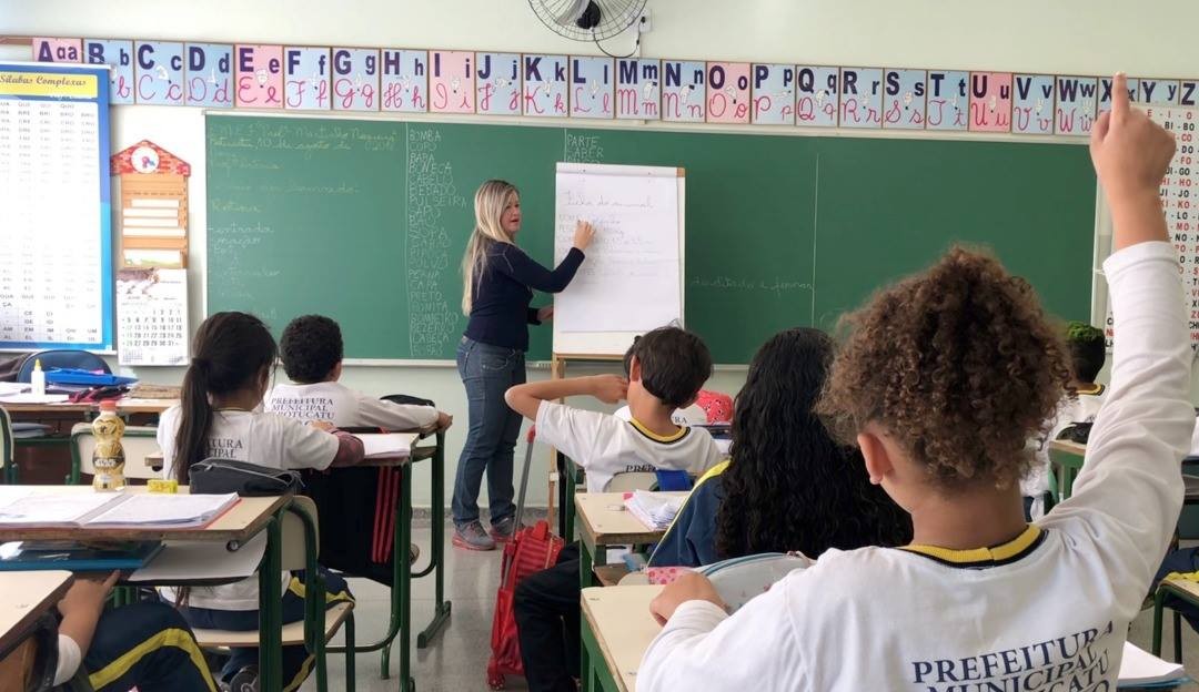 Número de crianças do 2º ano que não sabem ler e escrever sobe mais do que o dobro no Brasil