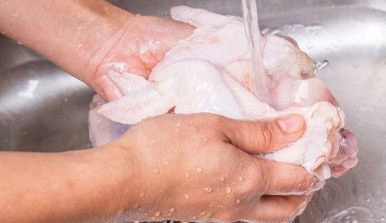Especialista afirma que lavar o frango antes do cozimento pode ser perigoso