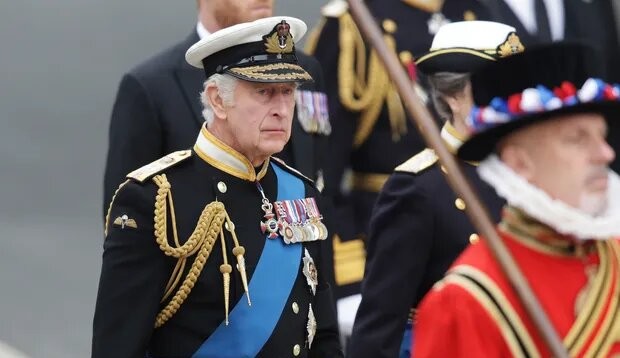 Rei Charles III se emociona durante funeral de Elizabeth II