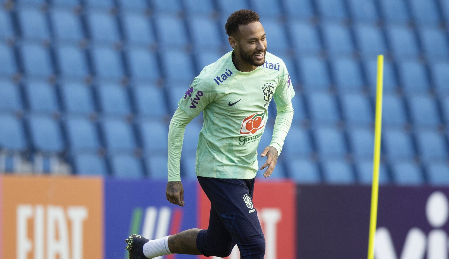 Neymar pede atendimento médico e assusta em treinamento da seleção brasileira 