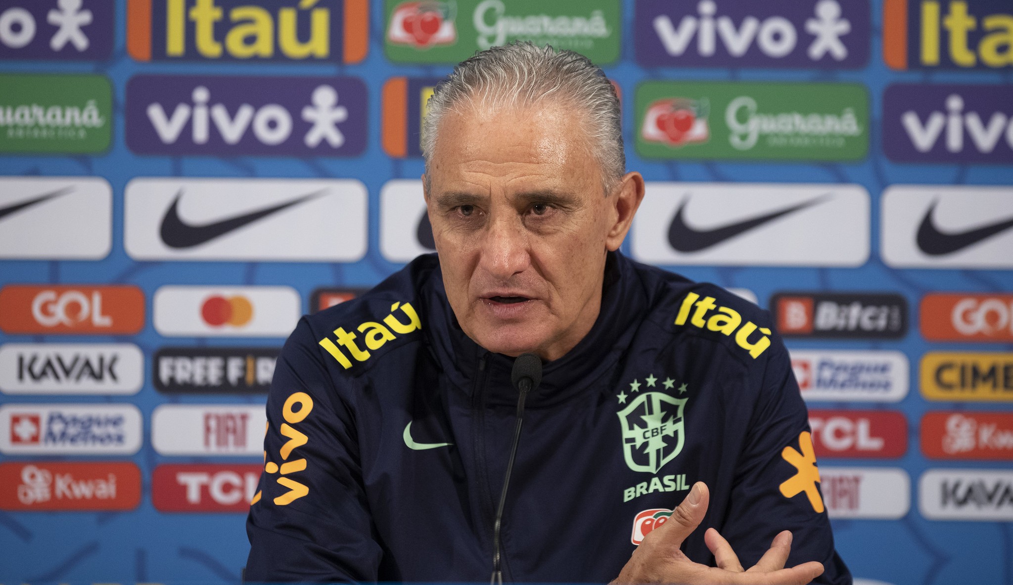 Tite confirma o quinteto de ofensivo do Brasil e declara apoio a Vini Jr