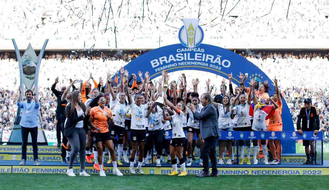 Corinthians vence Internacional e conquista tetra com recorde de público 