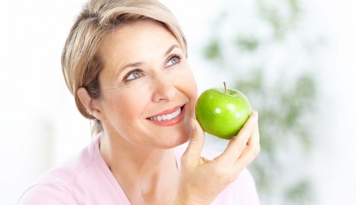Alimentação vegana ajuda na eliminação de sintomas da menopausa, afirma estudo