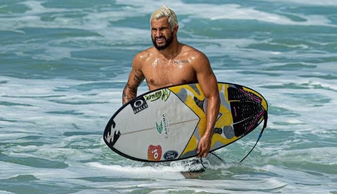 Surfista Ítalo Ferreira conta que fugiu de tubarão em Fernando de Noronha