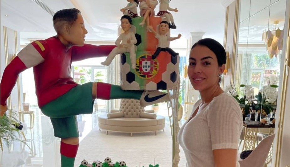 Georgina Rodríguez posa com boneco de Cristiano Ronaldo em chegada ao Catar