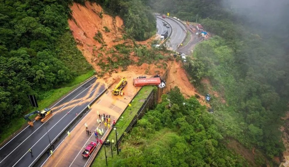 Deslizamento no Paraná ocasiona em 30 desaparecidos e PRF exige monitoramento da rodovia 