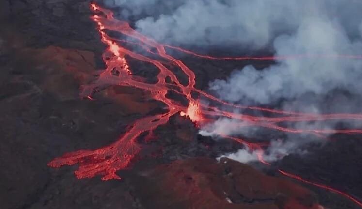 Após entrar em erupção, lava do vulcão Mauna Loa avança no Havaí