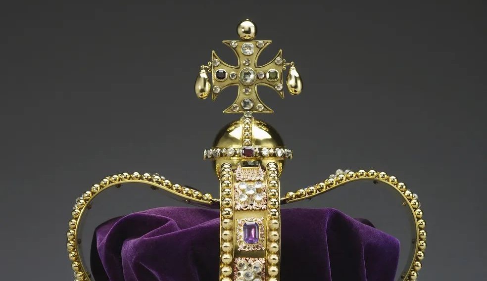 Coroa britânica sofrerá modificações para coroação do rei Charles III