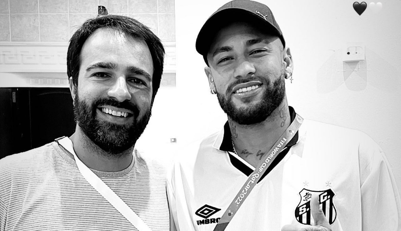 De folga na Copa, Neymar veste camisa do Santos