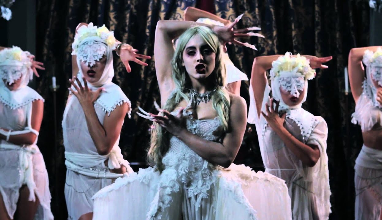 Ao som de “Bloody Mary”, Lady Gaga dança ‘challenge’ de Wandinha