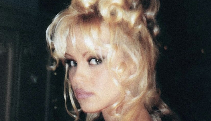 Pamela Anderson estrela a campanha de natal da Jacquemus