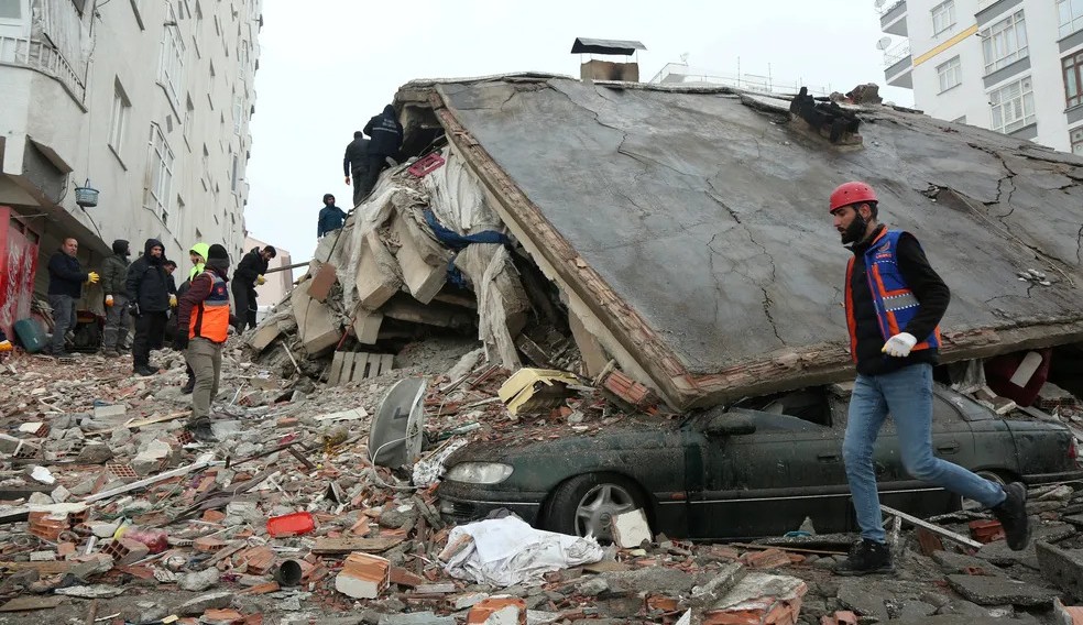 Número de prédios destruídos e frio dificultam o resgate de vítimas de terremoto na Turquia e na Síria