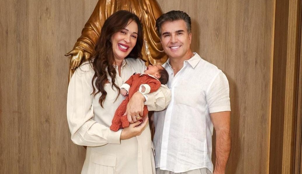 Claudia Raia e Jarbas Homem de Mello deixam maternidade após nascimento de Luca