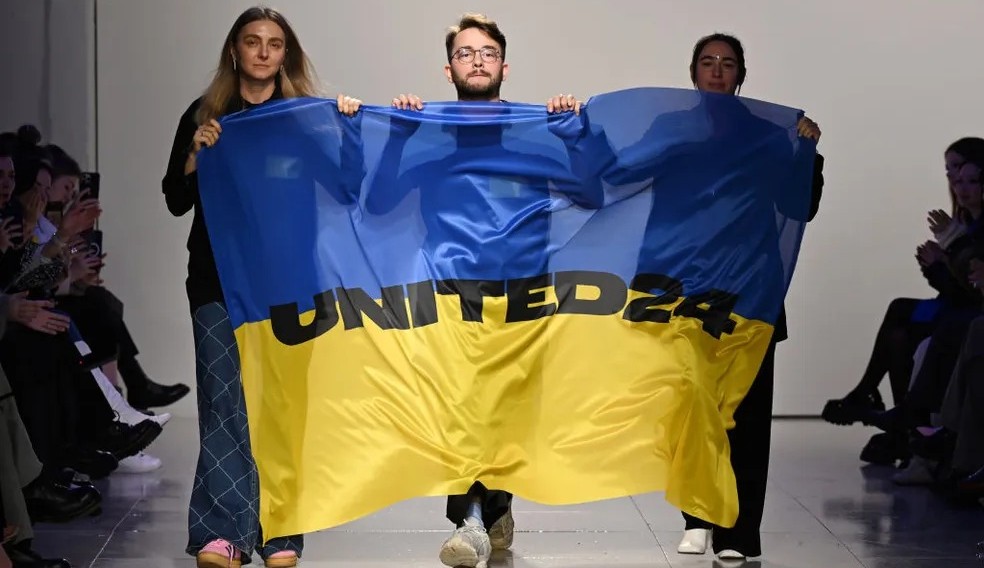 Designer Ucraniano protesta contra guerra na passarela da semana de moda em Londres