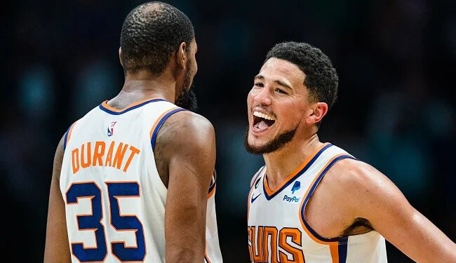 Kevin Durant estreou bem e ajudou o Suns a vencer a partida contra o Charlotte fora de casa