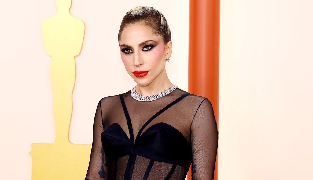 Lady Gaga ajuda fotógrafo que tropeçou no Oscar 2023