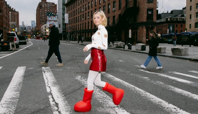 MSCHF lança bota gigante vermelha que faz sucesso entre celebridades e influenciadores