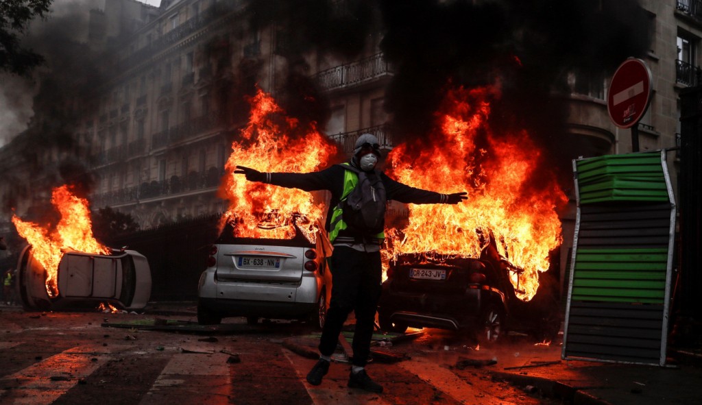 Aprovação de Reforma da Previdência gera protestos na França