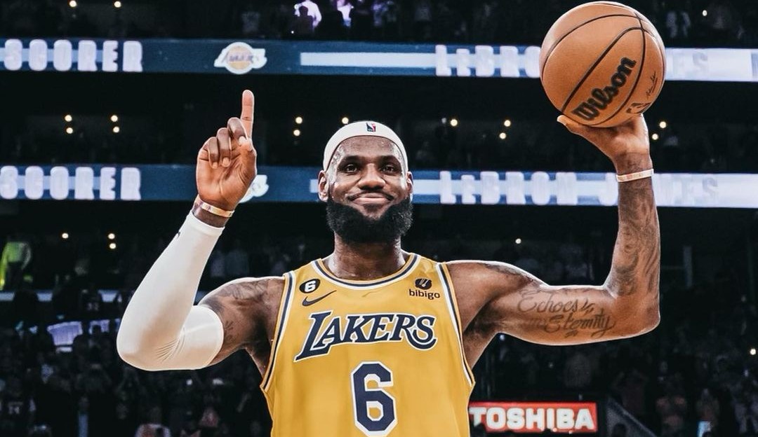 LeBron James cancela cirurgia no pé para jogar os playoffs com o Lakers