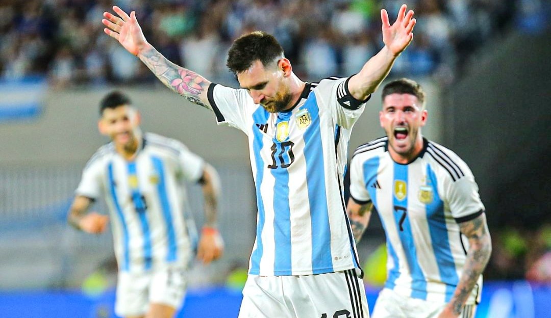 Messi faz história e chega aos 100 gols pela camisa da Argentina