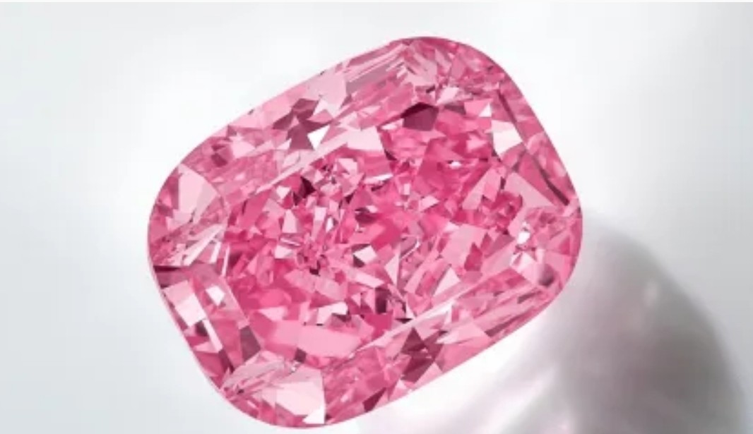 Diamante rosa deverá ser vendido por milhões em leilão