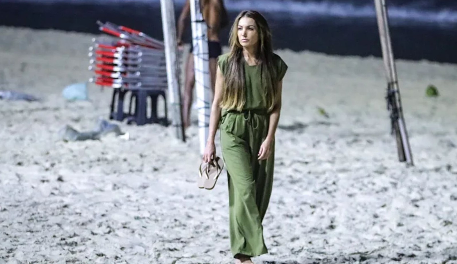 Patrícia Poeta é fotografada triste e cabisbaixa em praia do Rio de Janeiro