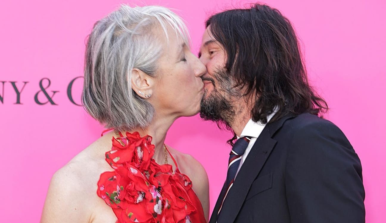 Keanu Reeves beija Alexandra Grant e é elogiado na internet por namorar alguém na mesma faixa etária