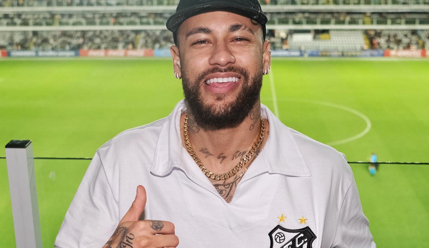 Neymar vai à Vila Belmiro e relembra momentos com a camisa do peixe: 