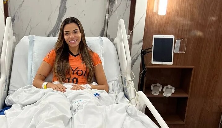 Keyt Alves, irmã gêmea de Key Alves, realiza cirurgia no joelho