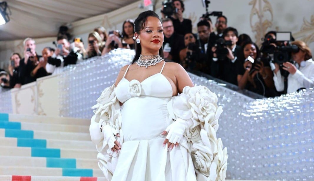Rihanna fala sobre nova gestação no tapete vermelho do Met Gala