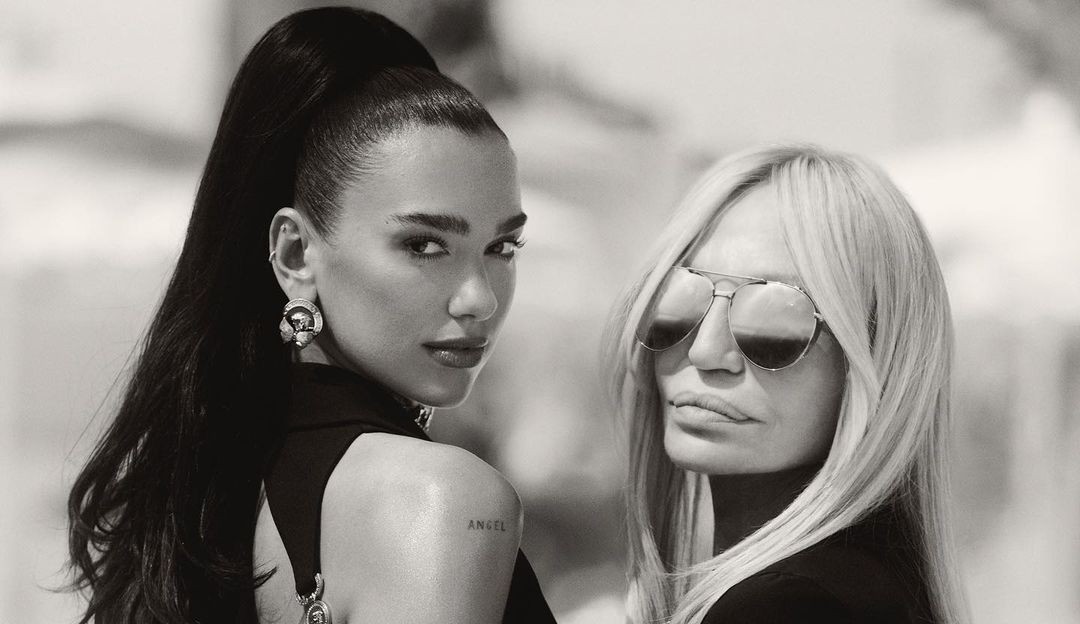   Dua Lipa e Donatella Versace divulgam parceria em linha de roupas “La Vacanza”