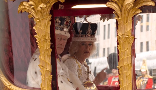 Charles III é oficialmente consagrado a Rei; confira os detalhes das vestes da coroação