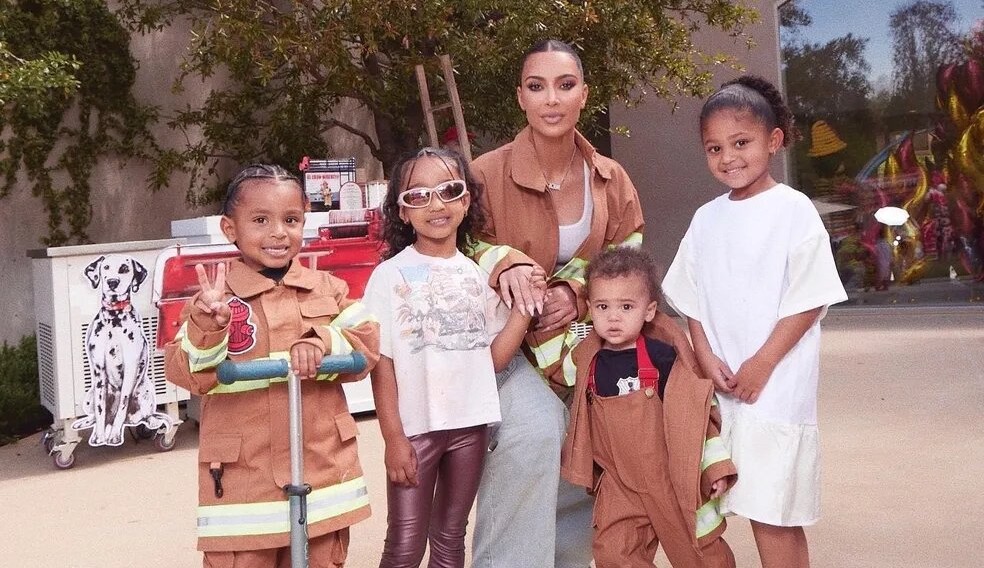 Kim Kardashian revela fotos da festa de aniversário do filho