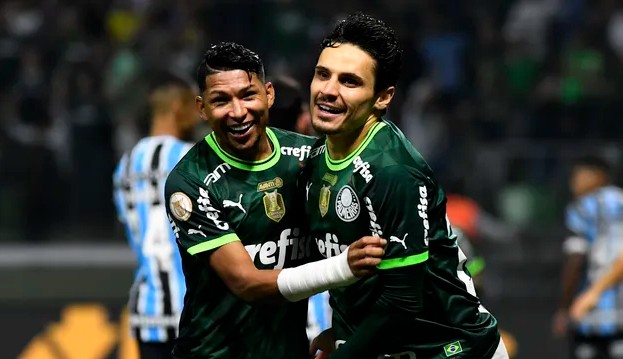 Em noite inspirada, Palmeiras goleia o Grêmio e sobe para a liderança do Brasileirão