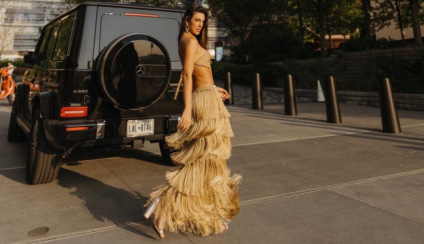 Pétala Barreiros usa vestido feito por artesãs e ex-presidiárias nordestinas em baile de gala em NY