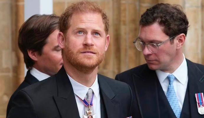 Revista afirma que príncipe Harry teria se encontrado com membro da família real antes da coroação